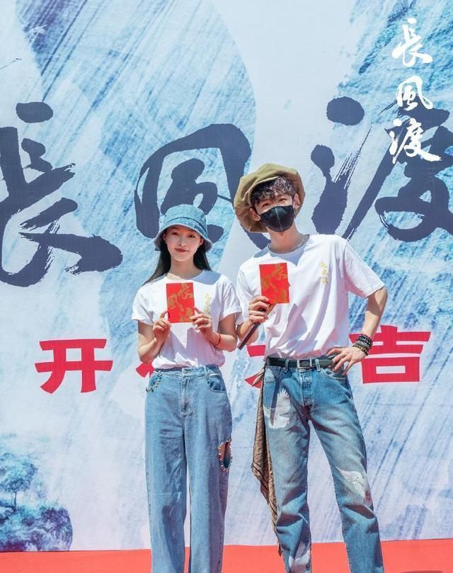 白敬亭和宋轶的年龄差异,白敬亭与宋轶的时光之舞，年龄差异下的情感共鸣