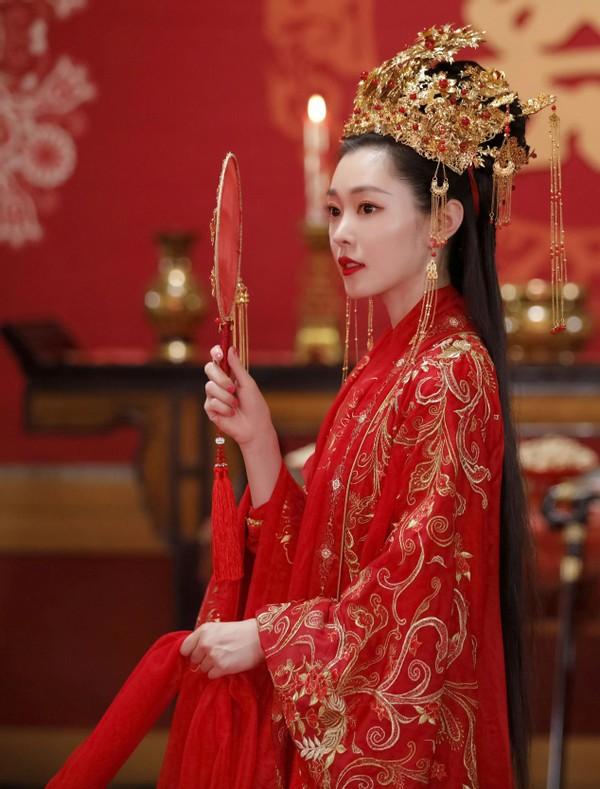 宋轶 旗袍,宋轶，旗袍下的古典韵味与现代演绎