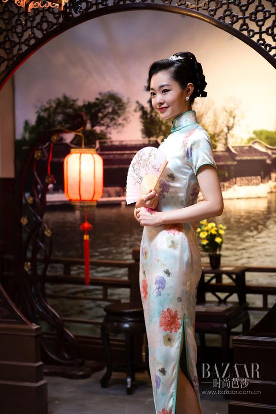 小楼又东风宋轶旗袍视频,宋轶旗袍风韵，小楼又东风中的古典美学