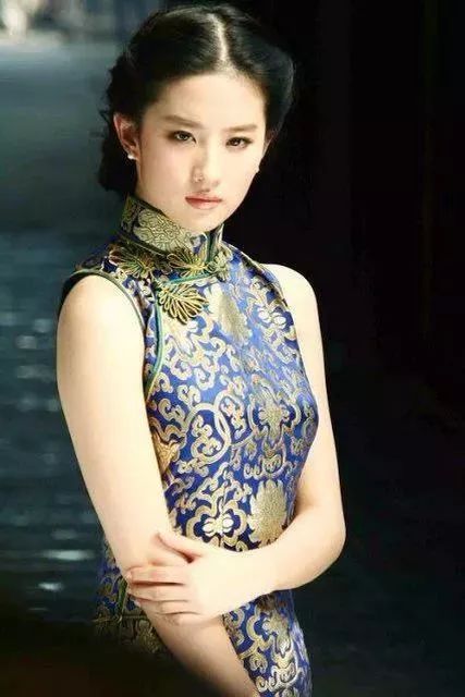 宋轶旗袍装坐下的图片,宋轶旗袍装坐下的瞬间，古典美与现代风尚的完美交融