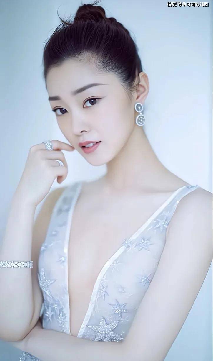 宋轶旗袍图片高清图,宋轶旗袍之美，一袭华服，尽显东方韵味