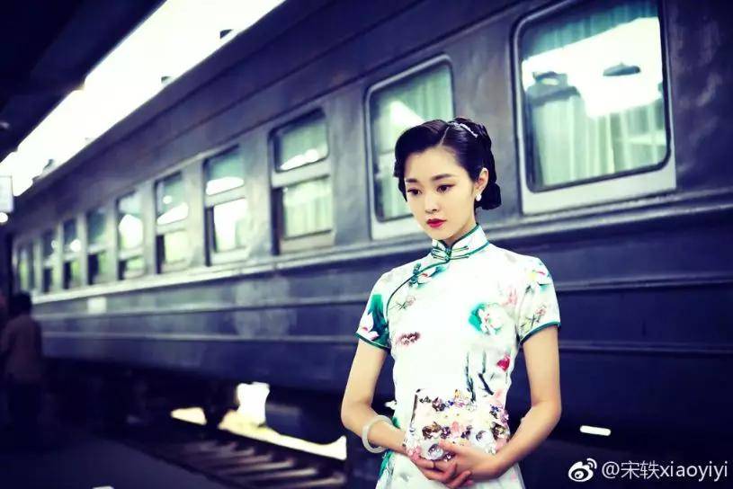 宋轶视频旗袍,宋轶，旗袍下的古典韵味与现代风尚
