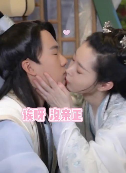 宋轶害羞,宋轶的羞涩瞬间，荧幕背后的真实情感流露