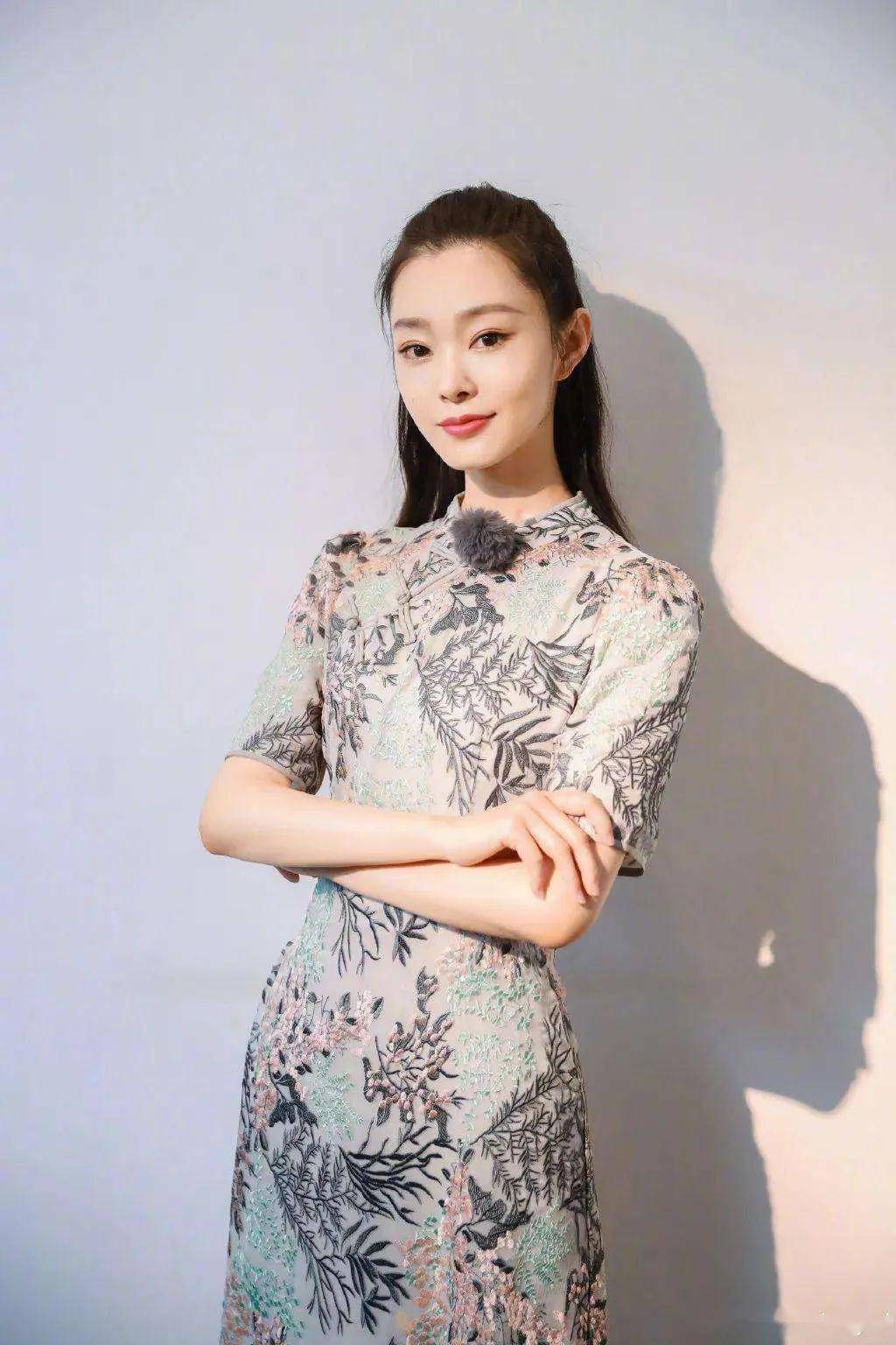 宋轶旗袍图片高清壁纸,宋轶，旗袍下的古典韵味——高清壁纸赏析