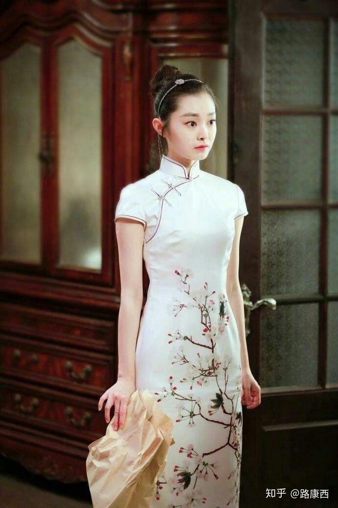 宋轶旗袍图片高清大图,宋轶旗袍之美，一袭华服，尽显东方韵味