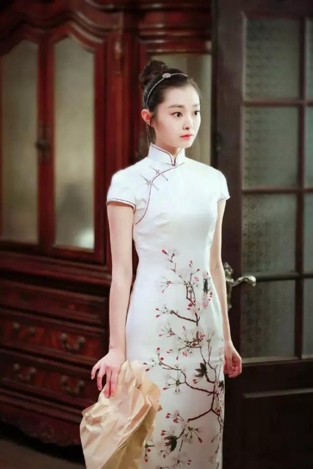 宋轶旗袍坐下图片大全,宋轶，旗袍风华，坐姿雅韵——全览她的经典瞬间