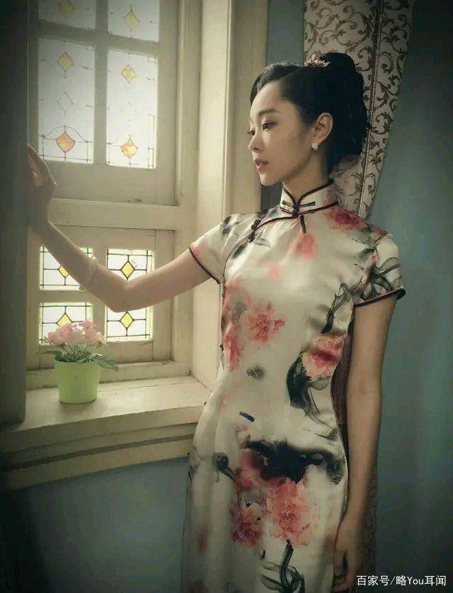 宋轶旗袍坐下图片对比,宋轶旗袍坐下瞬间，从经典到现代的美学演变