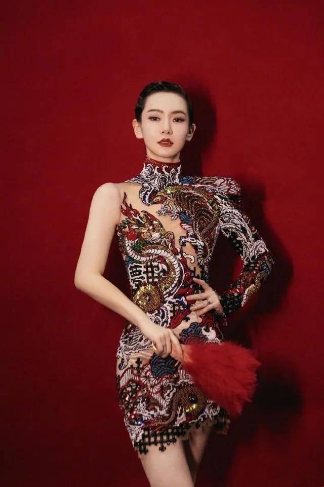 宋轶经典旗袍,宋轶，旗袍下的古典韵味与现代风华