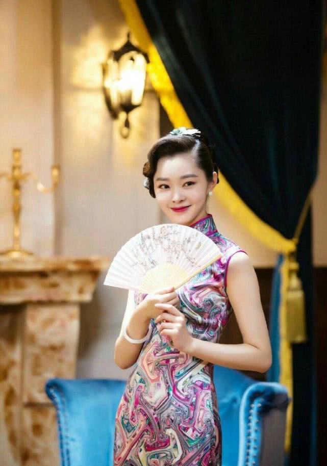 宋轶穿旗袍坐下,宋轶，旗袍下的优雅坐姿，演绎东方古典美