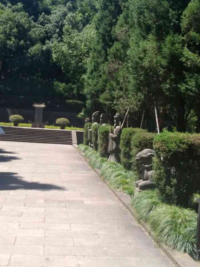 钱王陵园,钱王陵园，历史与自然的和谐交响