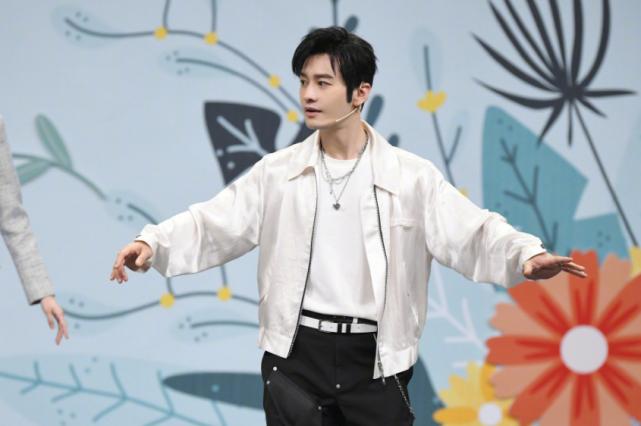吴亦凡捐款[关键词]二、爱如繁花，初识捐赠之举 当我们提及 