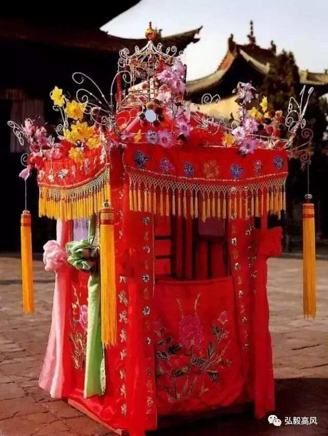 彩翎羽轿彩翎羽轿，传统工艺与文化传承的璀璨明珠