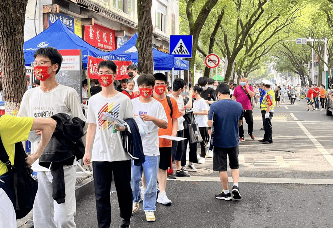 考场现2米23高考生考场现2米3高考生，挑战与希望并存的青春篇章
